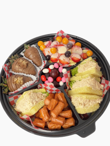 bandeja surtida con fresas con chocolate frutas y salchichas