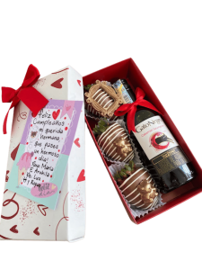 tres fresas con chocolate vino negro y caja roja con caja decorada