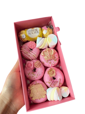 5 mini donas cubiertas de chocolate en color rosado chocolates ferrero rocher y masmellos