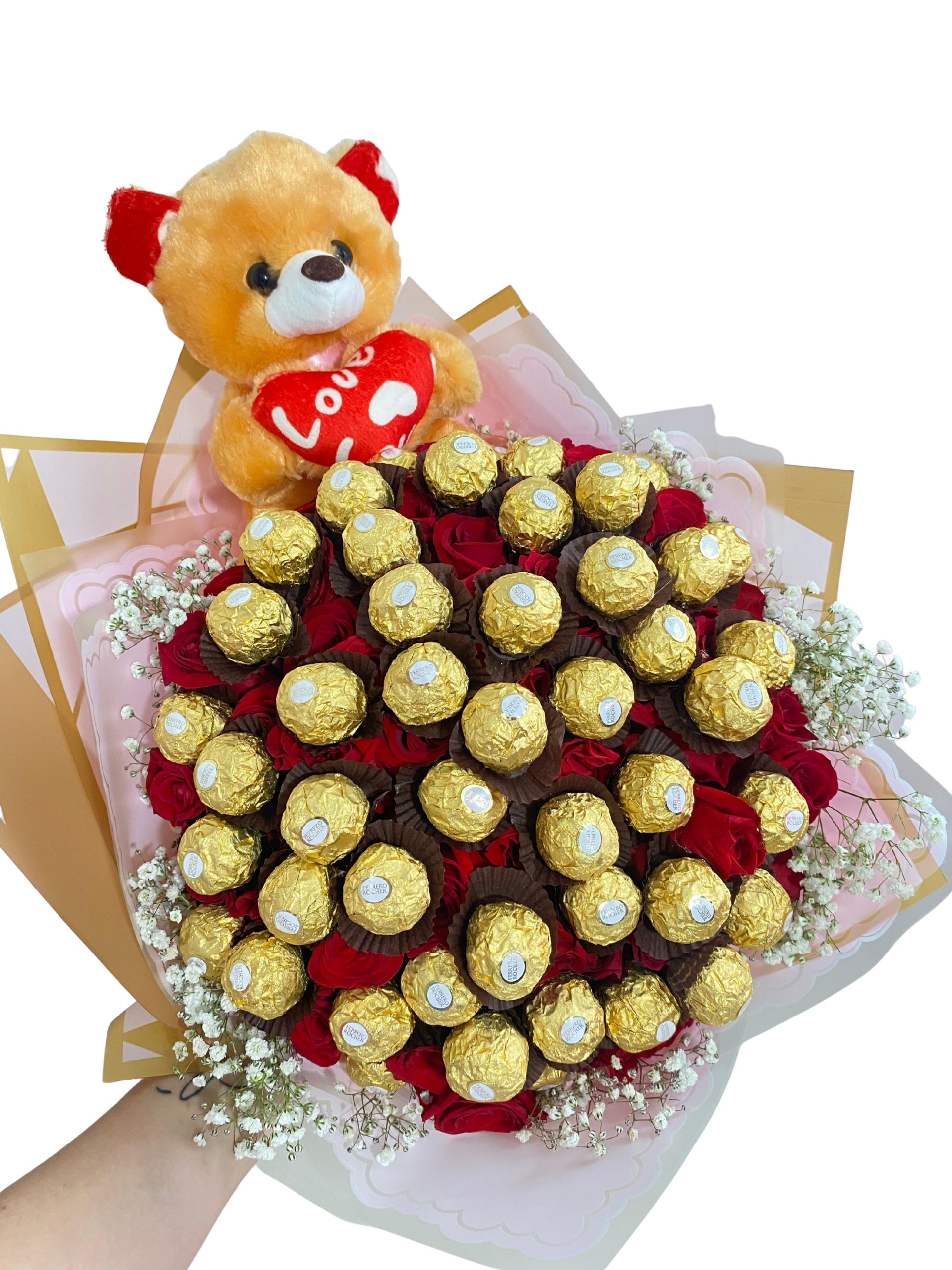 50 chocolate ferrero rocher y 50 rosas rojas con peluche pequeño decorado con papel koreano