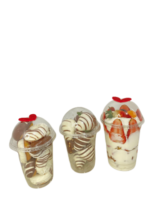 Donas con chocolate, fresas con chocolate y fresas con crema en vaso domo