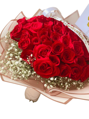 Ramo de 80 rosas rojas grande decorado con papel koreano rosa y follaje blanco con banda de feliz cumpleaños
