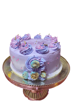Torta tres leches con decoración lila rellena de fruta