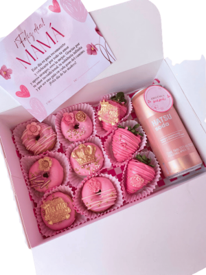 caja de 6 donas cubiertas de chocolate en color rosado decoradas con toper de chocolate + 3 fersas con chocolate y soda hatsu