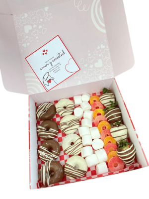 caja de 8 donas con masmellos, gomas y cuatro fresas con chocolate decoradas