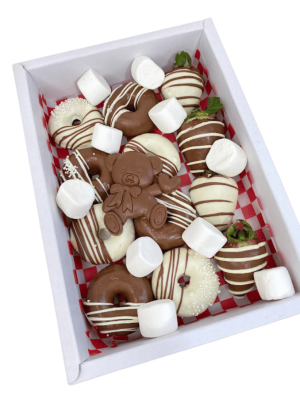 caja de 8 donas cubiertas de chocolate negro y blanco mas cuatro fresas cubiertas de chocolate oso de chocolate y masmellos