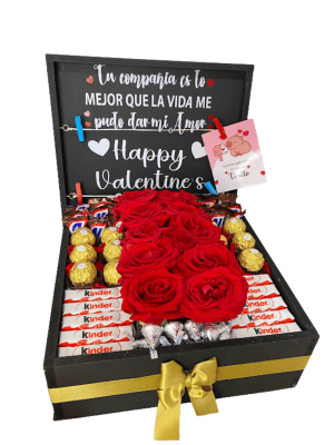 caja de de madera con mensaje y chocolates kinder ferrero rocher snickers y rosas