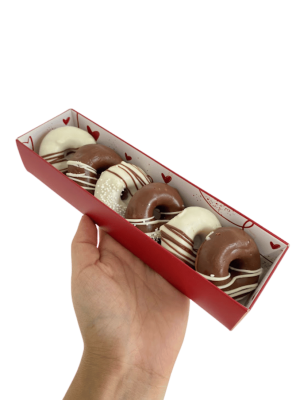 caja pequeña de 6 donas cubiertas de choclate negro y blanco