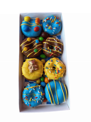 mini donas cubiertas de chocolate en colores variados y decoradas