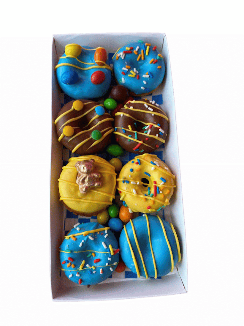 mini donas cubiertas de chocolate en colores variados y decoradas